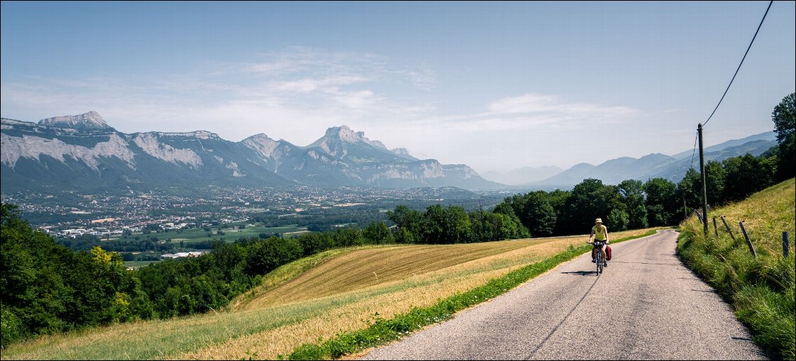 Route agréable dès qu'on quitte la vallée. Au loin, au centre, c'est la dent de Crolles.