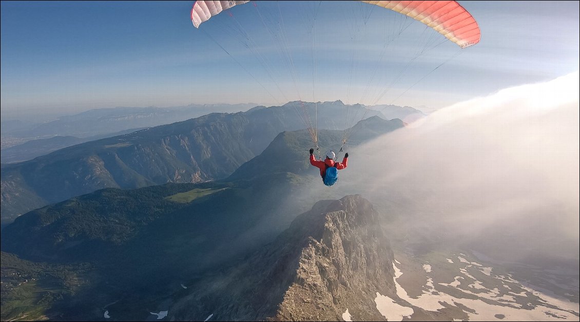 Perché au-dessus du Taillefer. Un nuage dit orographique se forme. Je flotte... comme dans un rêve.