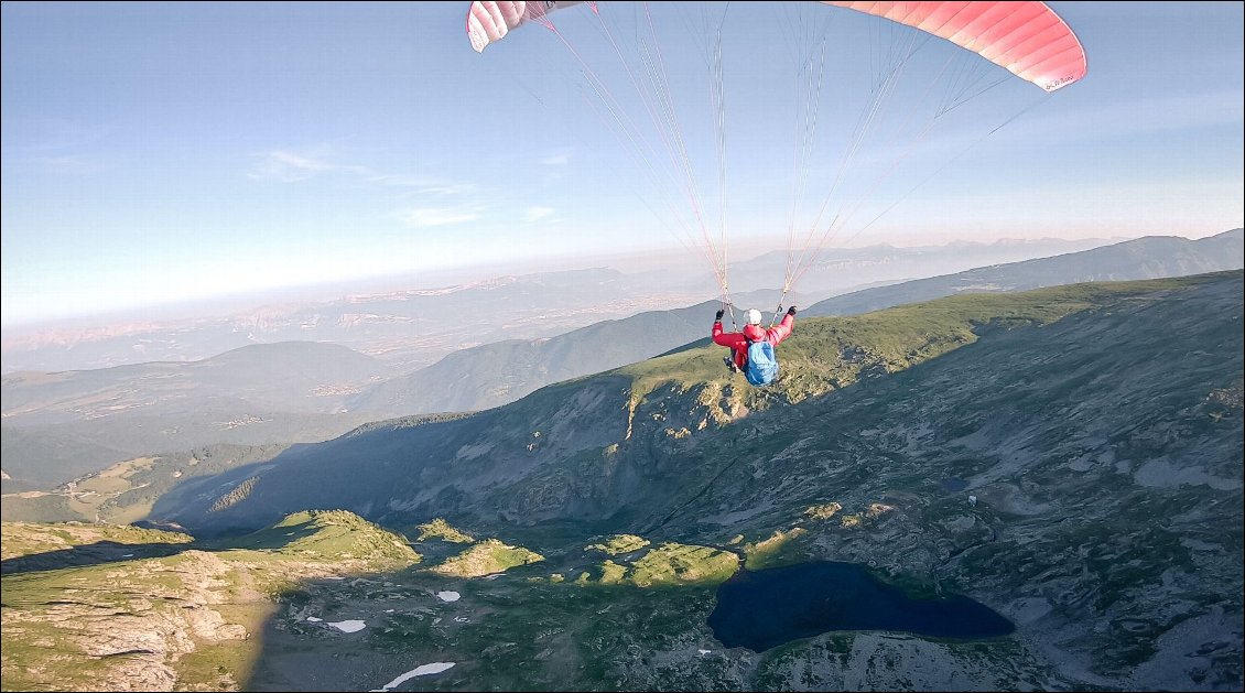 Je survole le lac et la cabane où l'on a dormi. J'essaye d'apercevoir Anne, mais elle est déjà en train de descendre.