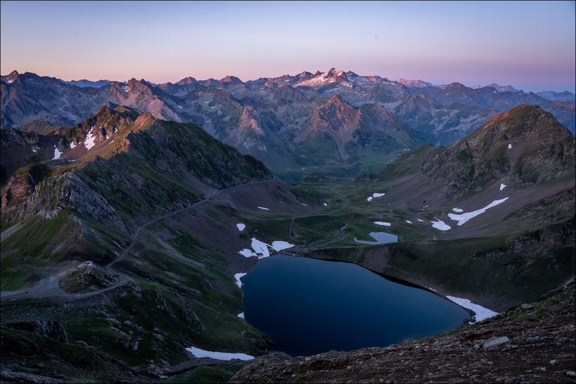 Depuis le pic du midi de Bigorre, le lac d'Oncet en contrebas.