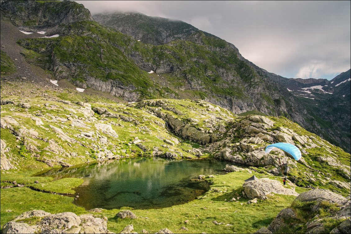 Bivouac aux Estagnous (on devine le tipi est caché derrière le rocher), je joue avec la voile.