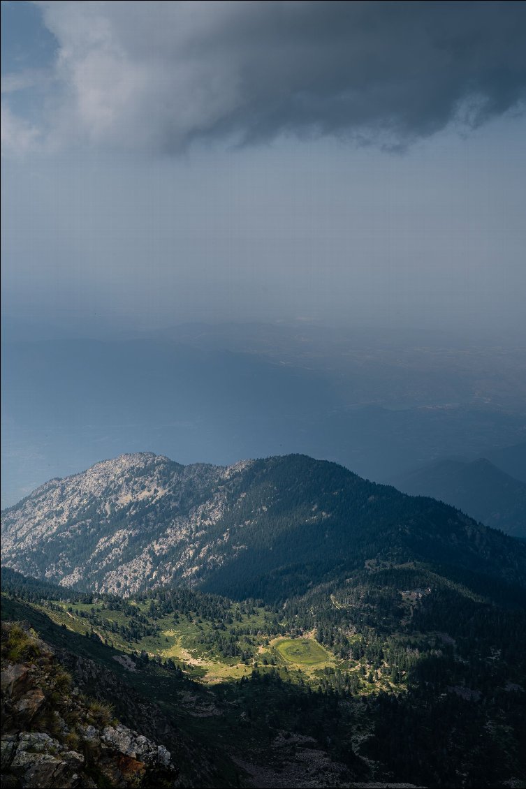 Depuis le sommet, vue vers le clot dels Estanyols, et à droite (à l'ombre), le refuge des Cortalets.