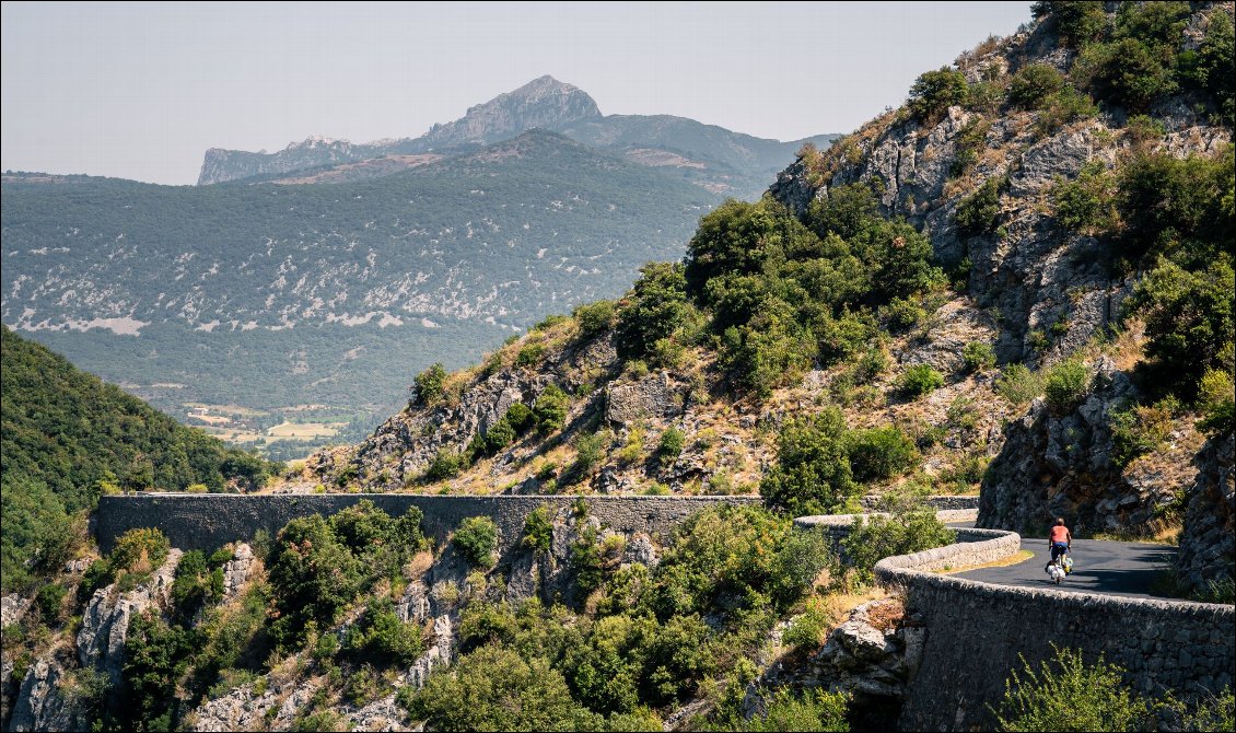 Route qui longe les gorges de St-Jaume.