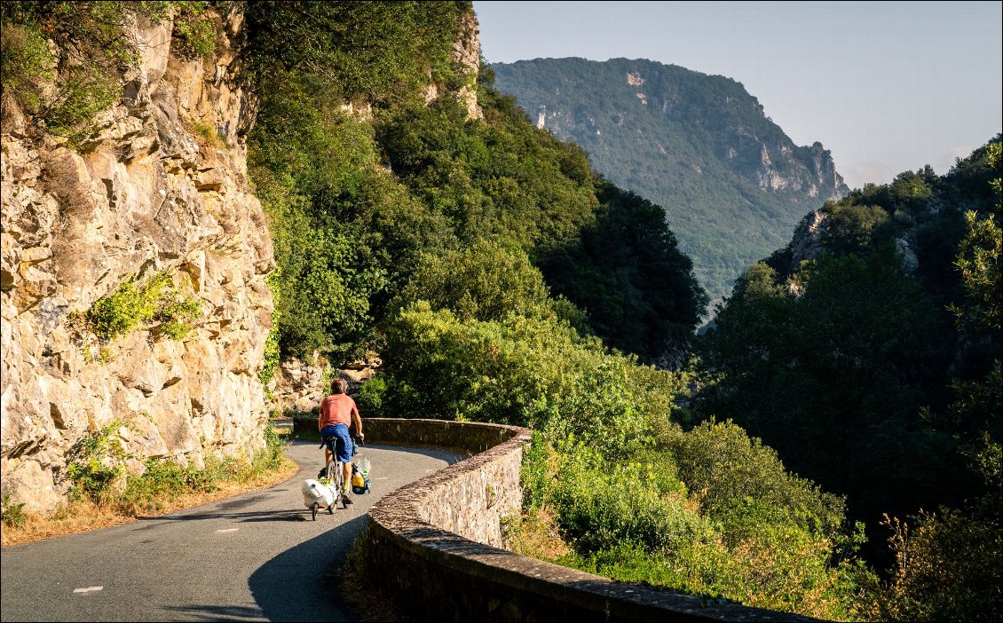 Je sillonne le massif des Corbières par de petites routes étroites, désertes. Du vélo comme je l'aime !