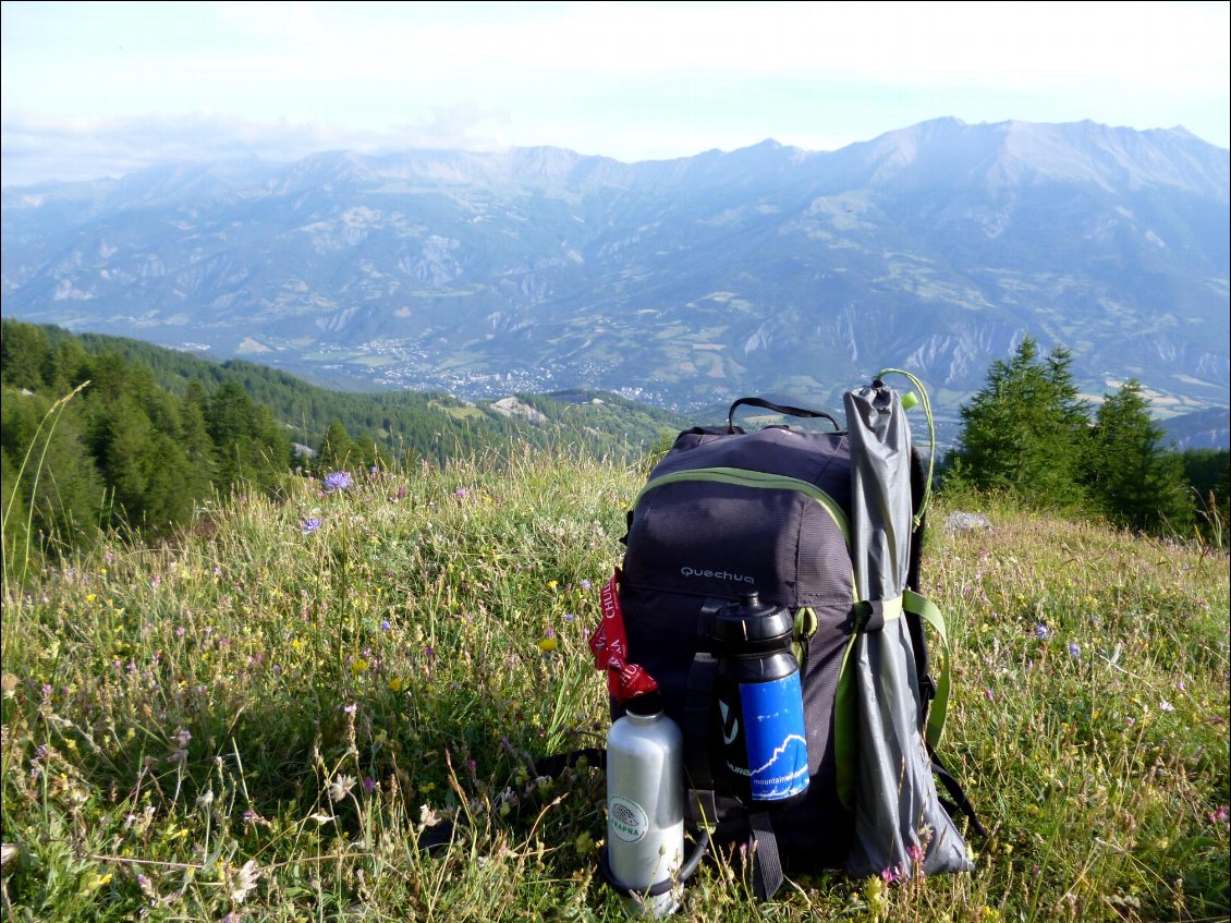 Notre sac de bivouac et la vallée de l'Ubaye