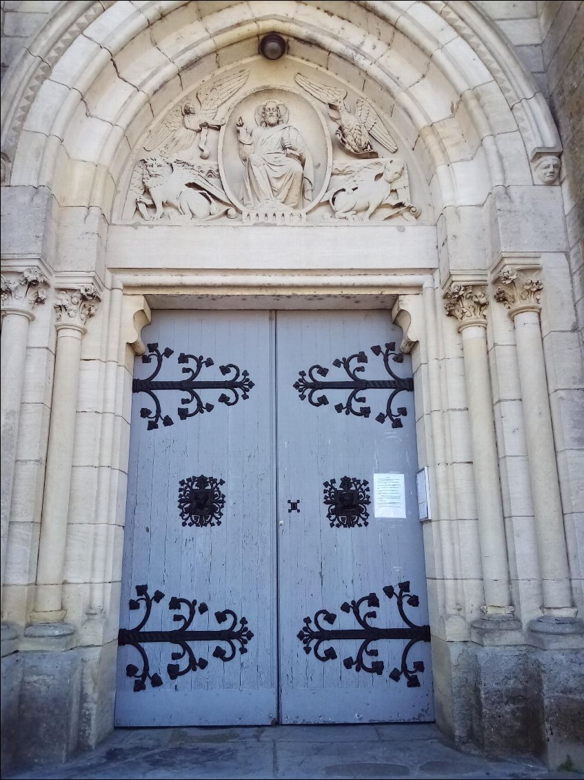 Beau fer forgé de la porte de l'église.