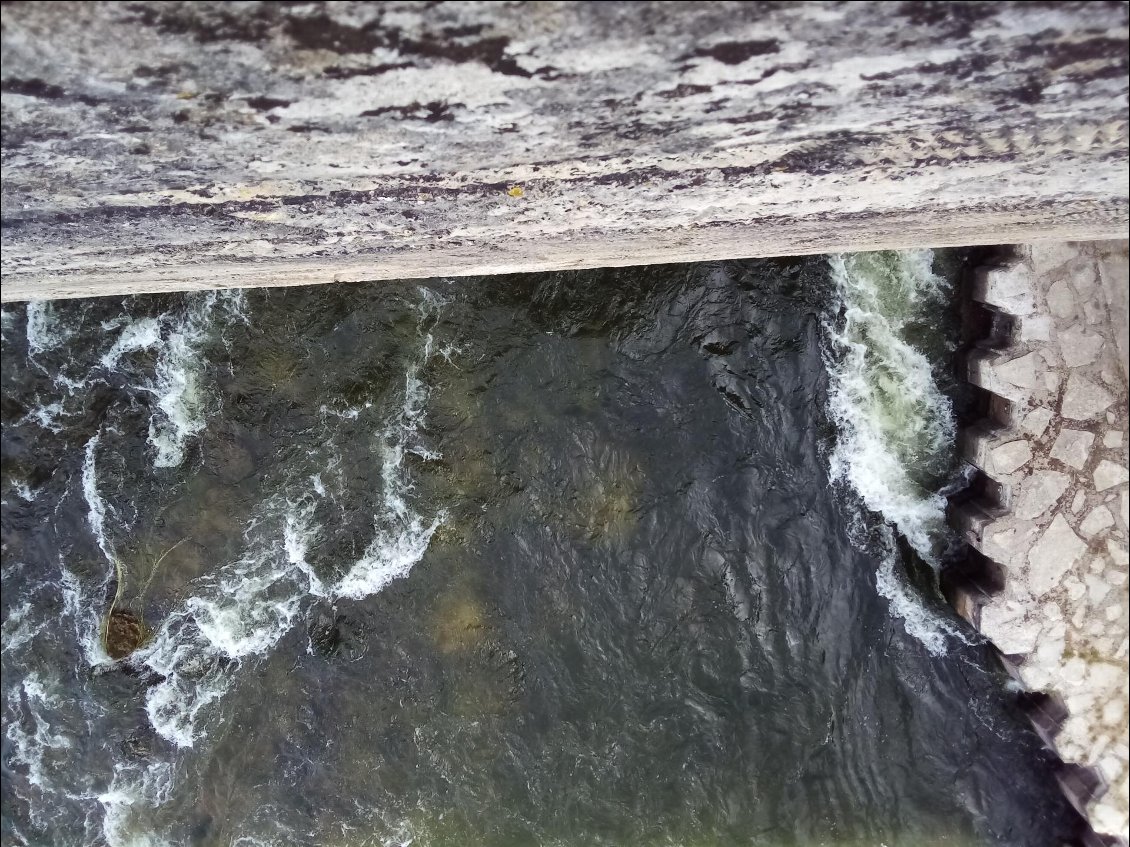 La fameuse veine d'eau. Quai à droite, pierres à gauche. Du débit ! Je me mettrai peut-être face à la marche avec les pagaies car ça risque d'être juste avec les avirons.