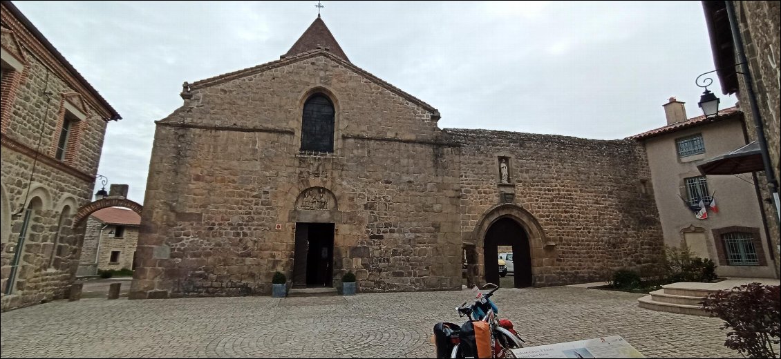 Sur mon chemin je traverse par pur hasard de magnifiques villages ruraux. Ici le prieuré Saint-Blaise à Rozier-Côtes-d'Aurec.