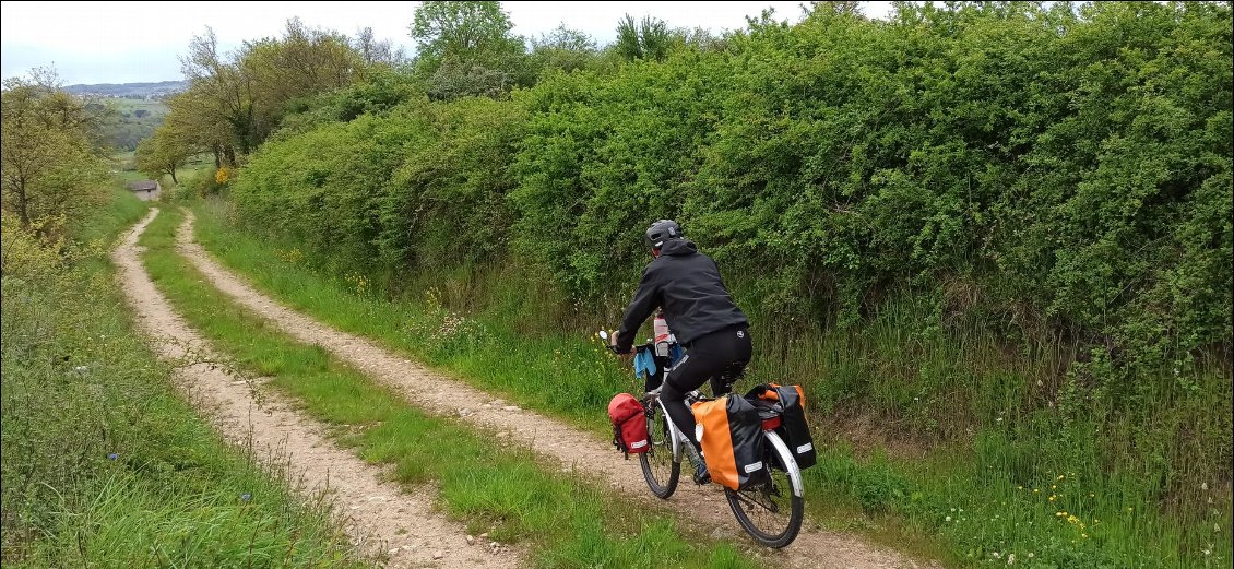 Au même titre que montées et descentes se succèdent (environ 600 mètres de dénivelé par 25 km), j'alterne petites routes bitumées et chemins de terre.