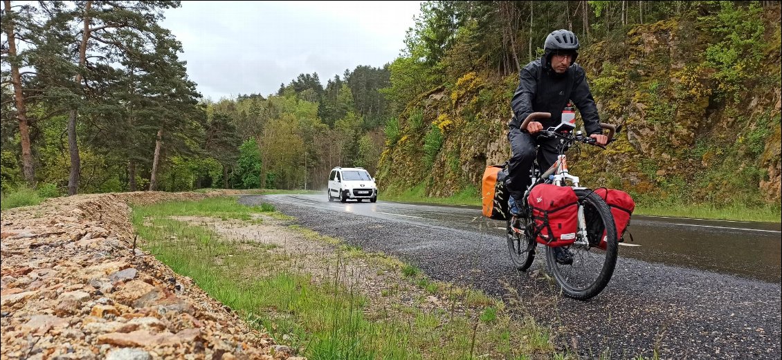 En m'approchant du Puy-en-Velay j'emprunte des routes plus fréquentées. Les sacoches doivent interpeller les automobilistes, car ils s'écartent d'avantage que lorsque je roule sans. Autre explication plausible, c'est peut-être parce qu'avec le vélo chargé je ne roule pas très droit 😄