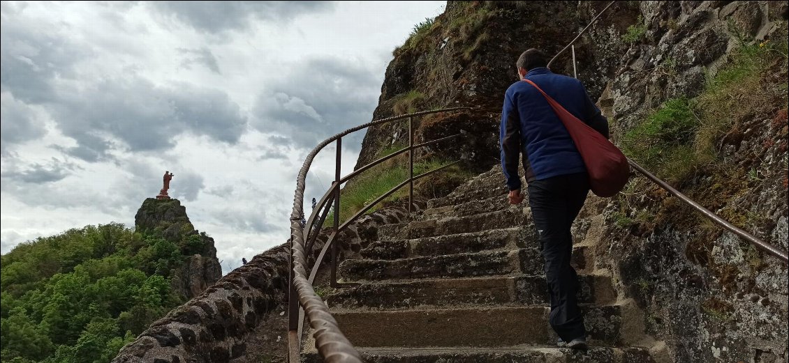 Pour ma deuxième journée de repos au Puy-en-Velay je fais un peu de tourisme. Je monte sur le piton volcanique pour profiter du panorama sur la ville et ses alentours.