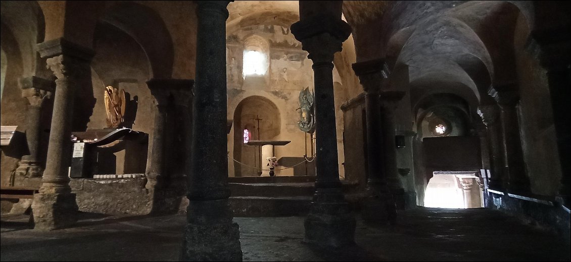 Intérieur de l 'église romane.