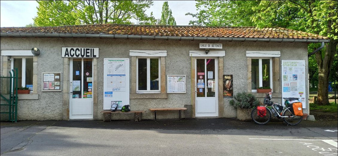 Le genou se fait toujours sentir, mais il y a une nette amélioration. Je reprends la route, départ du camping du Puy-en-Velay.