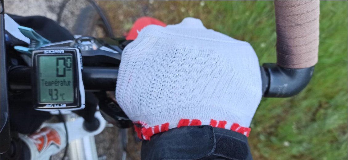 Mes doigts n'apprécient vraiment pas ce petit tour matinal. À chaque problème sa solution. Une paire de chaussettes dédoublées fait parfaitement l'affaire. Heureusement qu'elles ont à peu près séchées depuis le lavage de la veille.