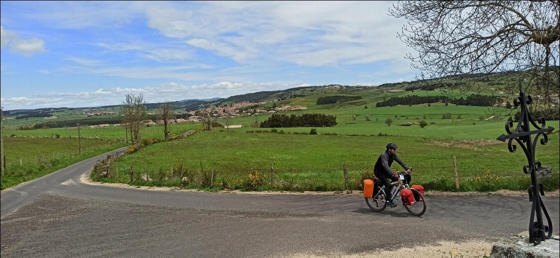 Après une pause touristique à Sauges et un ravitaillement, c'est reparti pour quelques tours de pédales 🚴