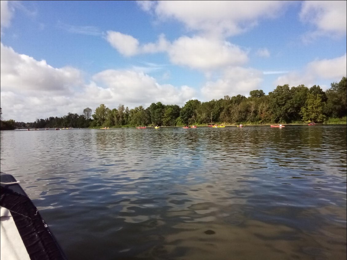 Je rattrape une sacrée ribambelle de jeunes en sortie kayak. Ça piaille là dedans ! Rigolo à voir et à entendre.