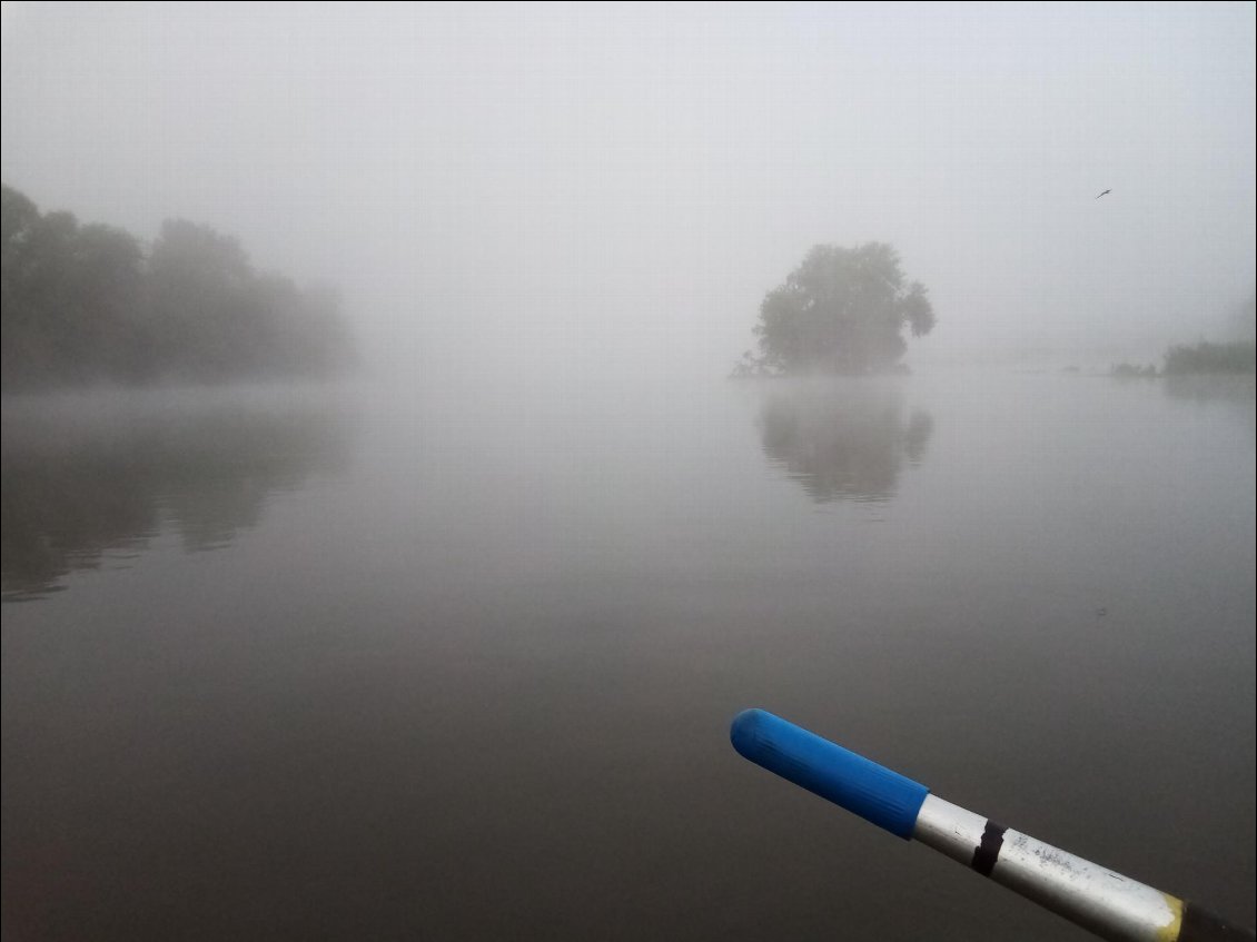 Départ donc tôt, il est 6h40.
Dans la brume...