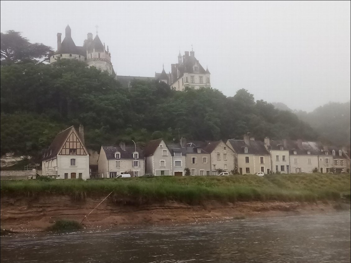 Arrivée devant les quais de Chaumont, couronné de son château.