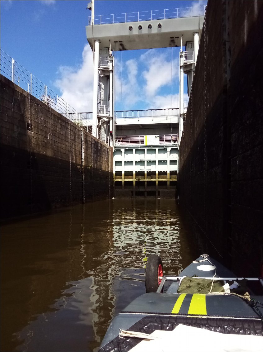 Ça y est, à l'intérieur ! Ce n'est pas les Portes de Fer du Danube, mais c'est assez impressionnant quand même.