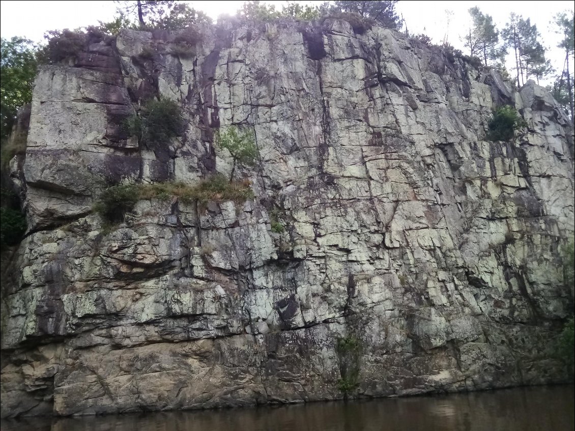 Imposantes falaises depuis mon frêle esquif au niveau de l'île aux Pies.