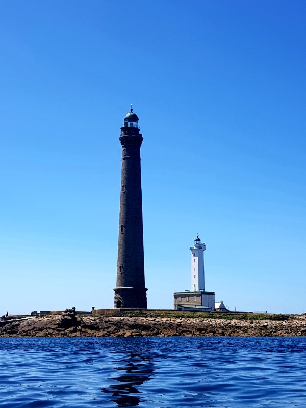 Île Vierge : ancien (blanc) et nouveau phare (plus haut d'Europe, 84 mètres)