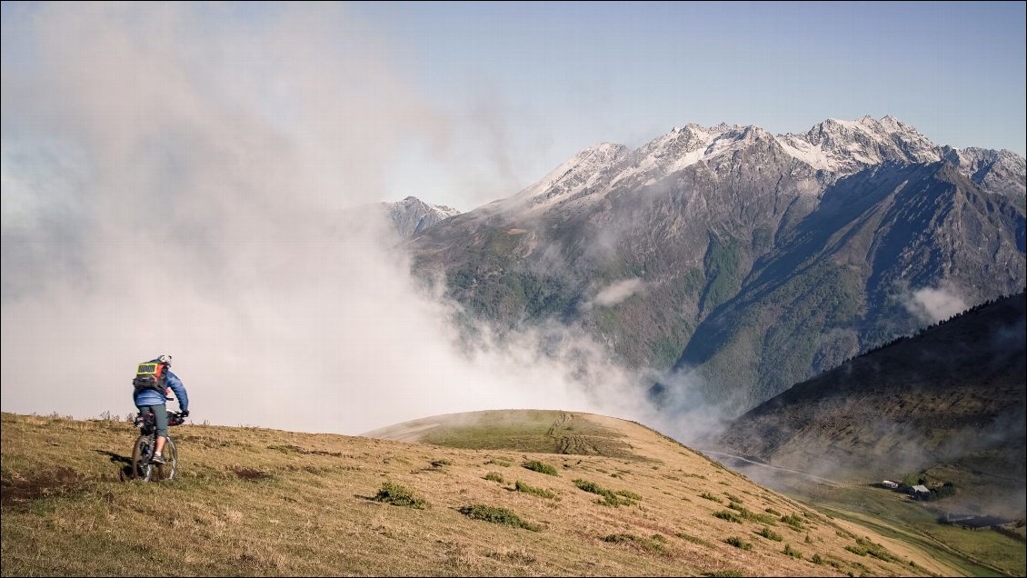 Descente boueuse et rocambolesque depuis le col Nodry.