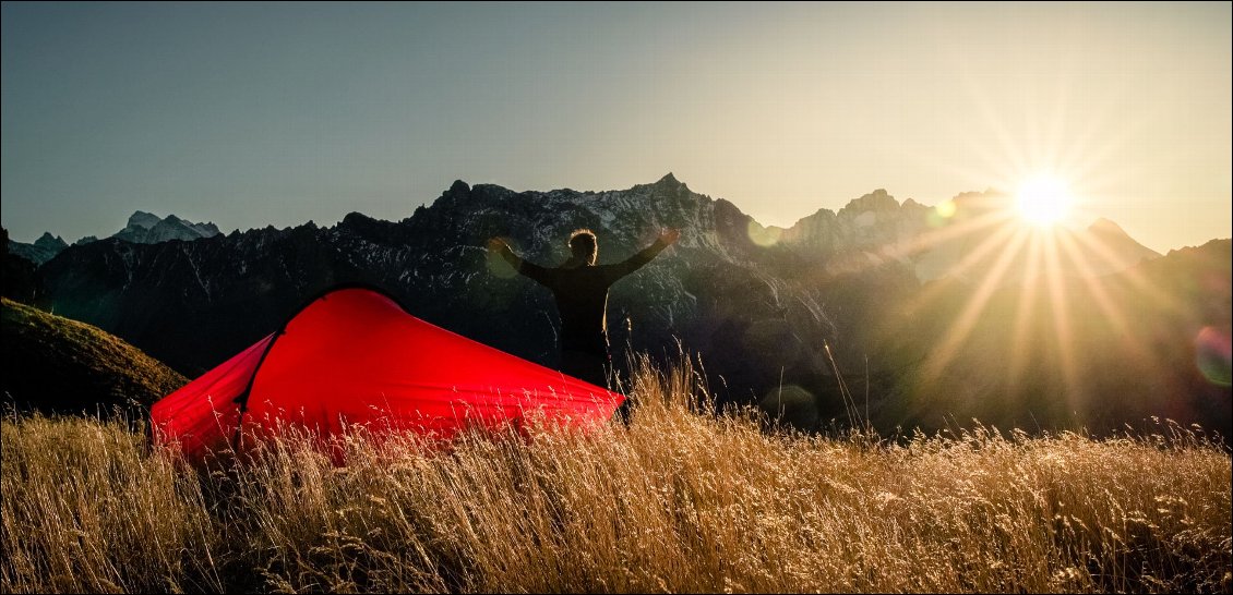 Bivouac au-dessus du Grand Lac. J'espère décoller depuis la crête de la Ponsonnière le lendemain.