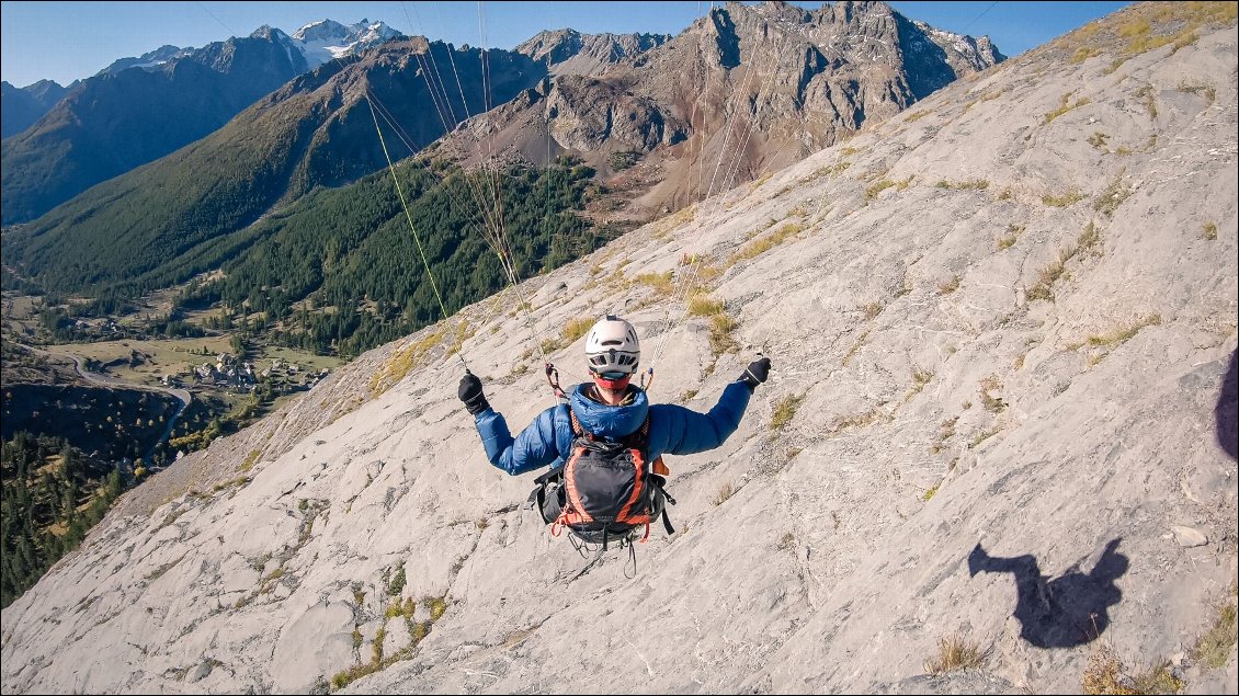 Retour rapide au Lauzet, qu'on aperçoit en contrebas, où j'ai laissé mon vélo.