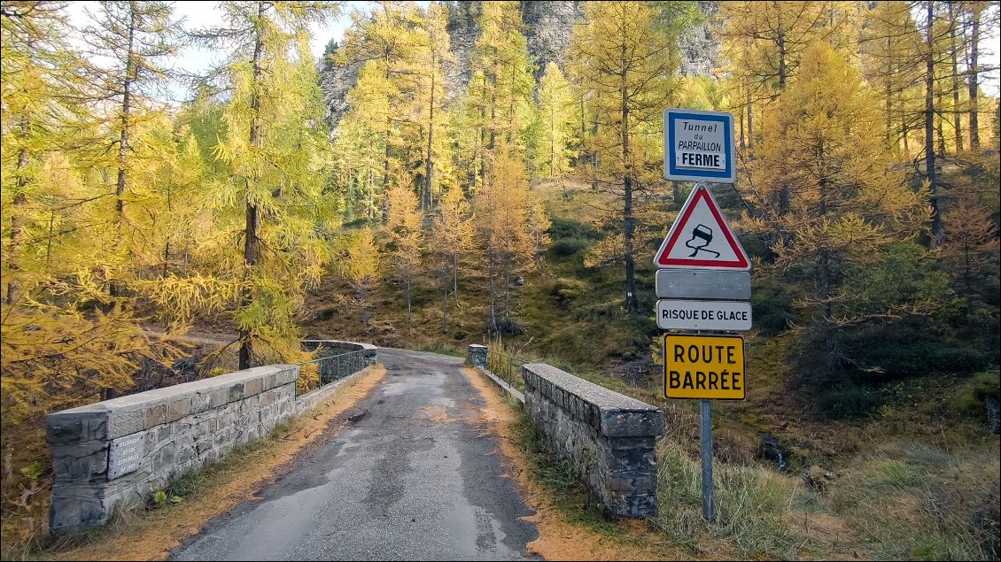 Je m'engage dans la montée vers le Parpaillon, à vélo, et croise les doigts pour qu'il n'y ait pas trop de neige fraîche.