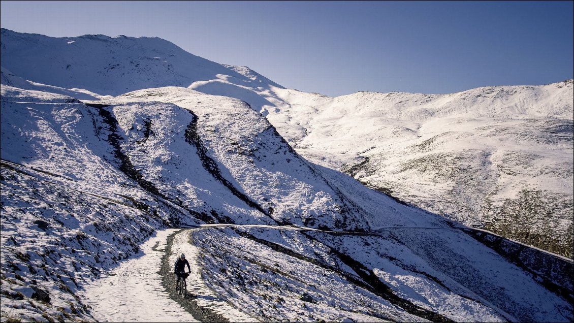 J'utilise le mince fil sans neige pour me hisser vers le tunnel tant espéré.