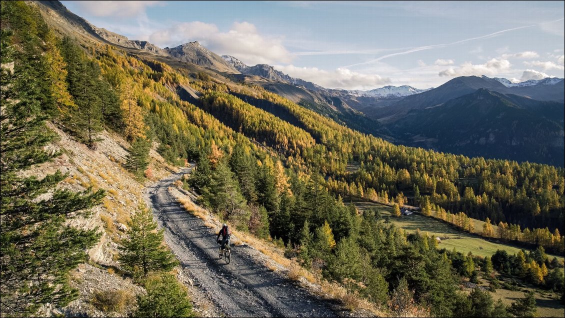 Piste pour rejoindre le col de la Bonette.