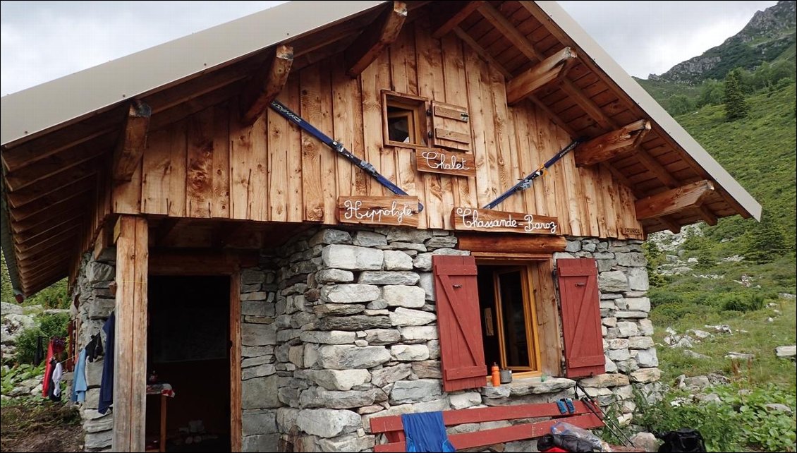 Le confortable chalet du Léat retapé par Tous à Poêle, avec ses toilettes sèches Panard WC.