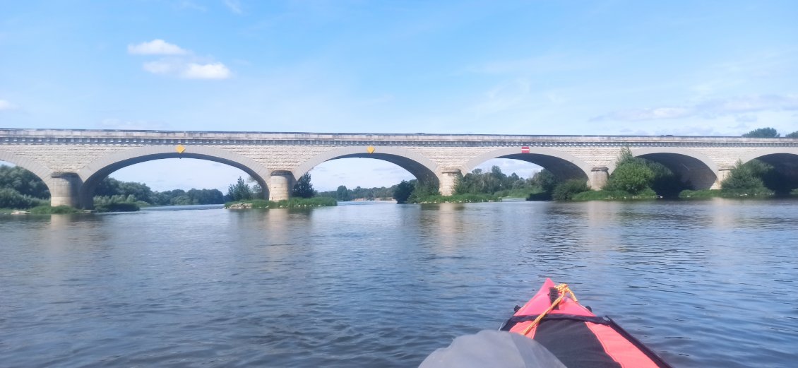 J7. Au-dessus des voûtes en anse de panier du pont les losanges jaunes indiquent les passes recommandées, le panneau rouge et blanc indique une passe interdite.