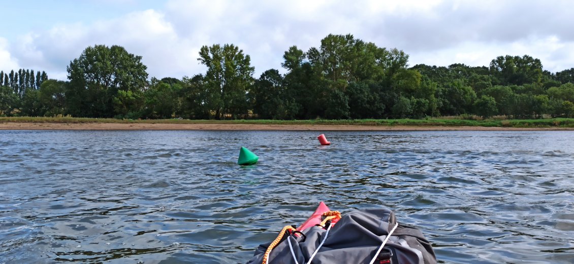 J9. Avant l'arrivée dans Saumur le balisage d'un chenal fait son apparition et devrait se poursuivre jusqu'à l'estuaire. Il est destiné essentiellement aux bateaux traditionnels, mais en kayak je me retrouve à l'emprunter régulièrement car il correspond plus ou moins au passage du courant dont je suis constamment à la recherche.