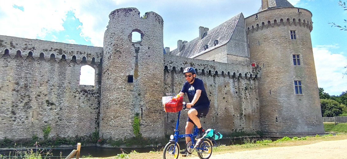 J16. Petite parenthèse vélo devant le château de Suscino, résidence des ducs de Bretagne, dans la commune de Sarzeau.