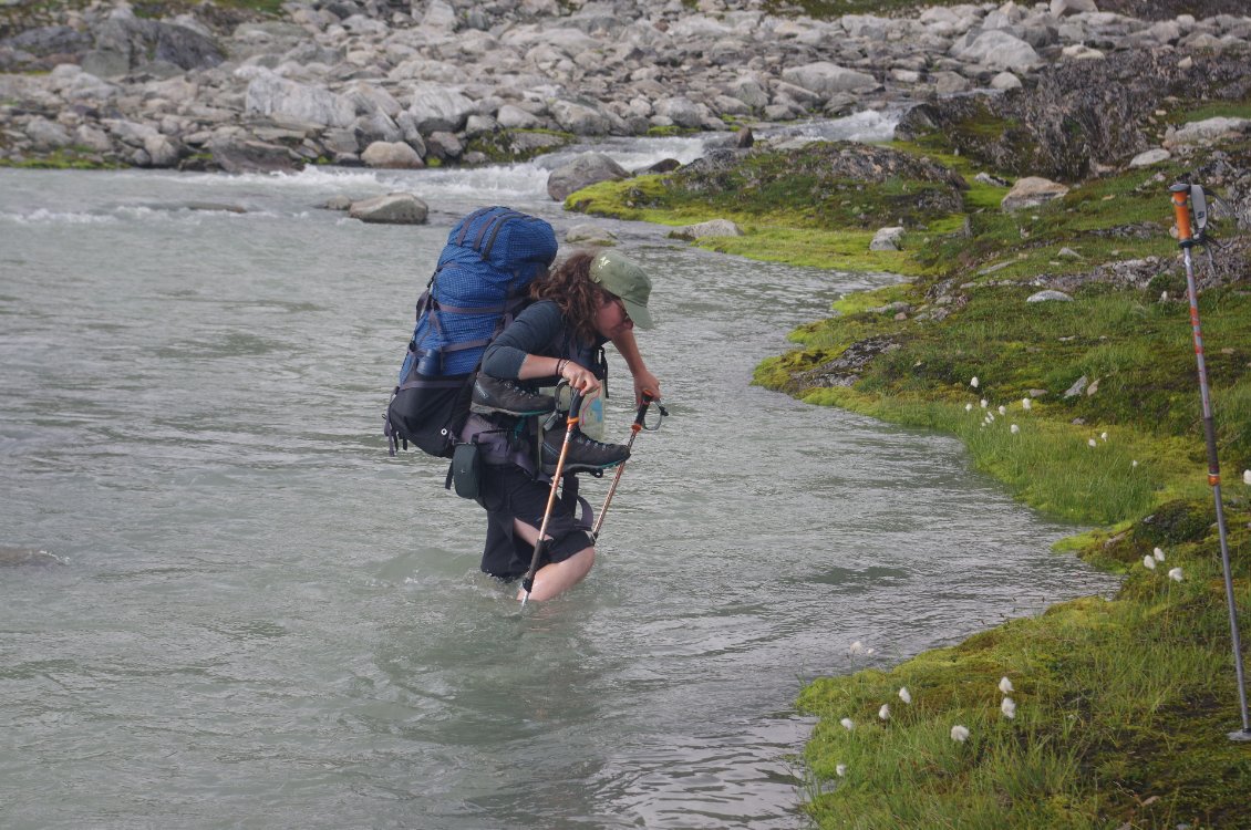 Passage de rivière à gué. Bien que l'été ici soit anormalement sec, les rivières de fonte ne sont pas affectées. C'est plutôt l'inverse puisque il fait chaud et que le glacier fond.