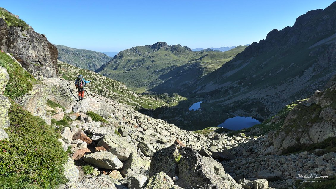 J10. En descendant vers les Etangs de l'Estagnol, haute vallée de l'Aston.