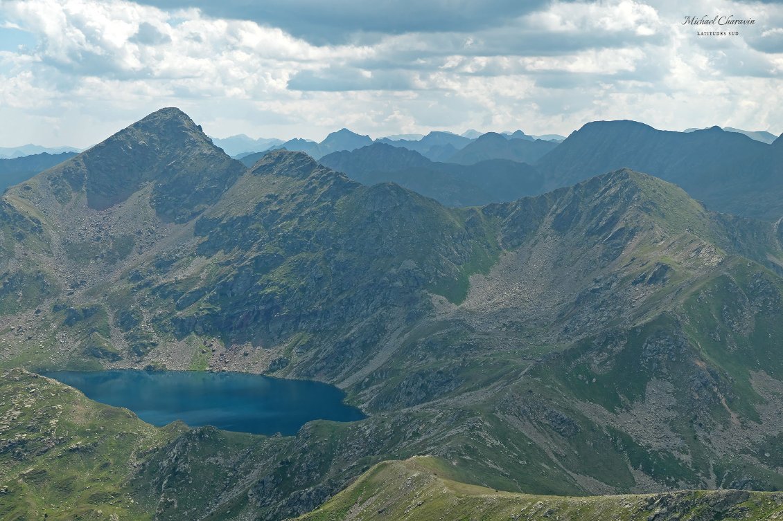 J11. Depuis le Pic d'Arial, regard dans le rétro, sur les crêtes parcourues un peu plus tôt en matinée.