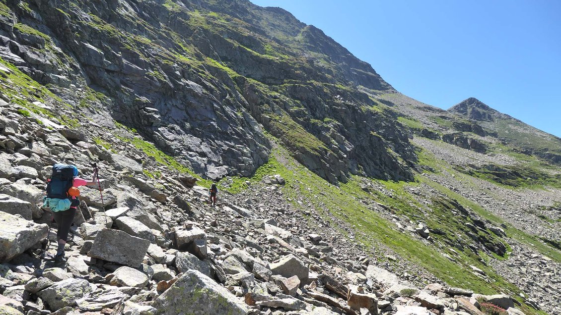 J10. Nous faisons les dahus sur une vague sente jalonnée de cairns qui traverse les éboulis à l'ubac du Pic de Ransol, en direction du col de l'Homme Mort, dans le haut vallon de la Rebenne.