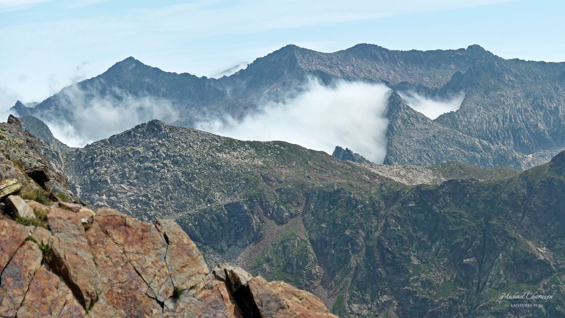 La brume se forme côté français de la chaîne.