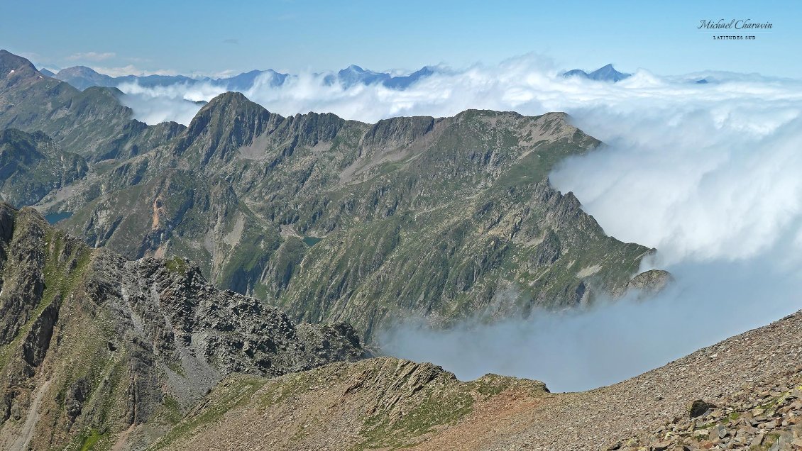 J15. La brume a déjà envahit tout le pays Couserans, côté ariégeois de la chaîne. Le versant espagnol reste dégagé. Au fond à droite, le mont Valier.