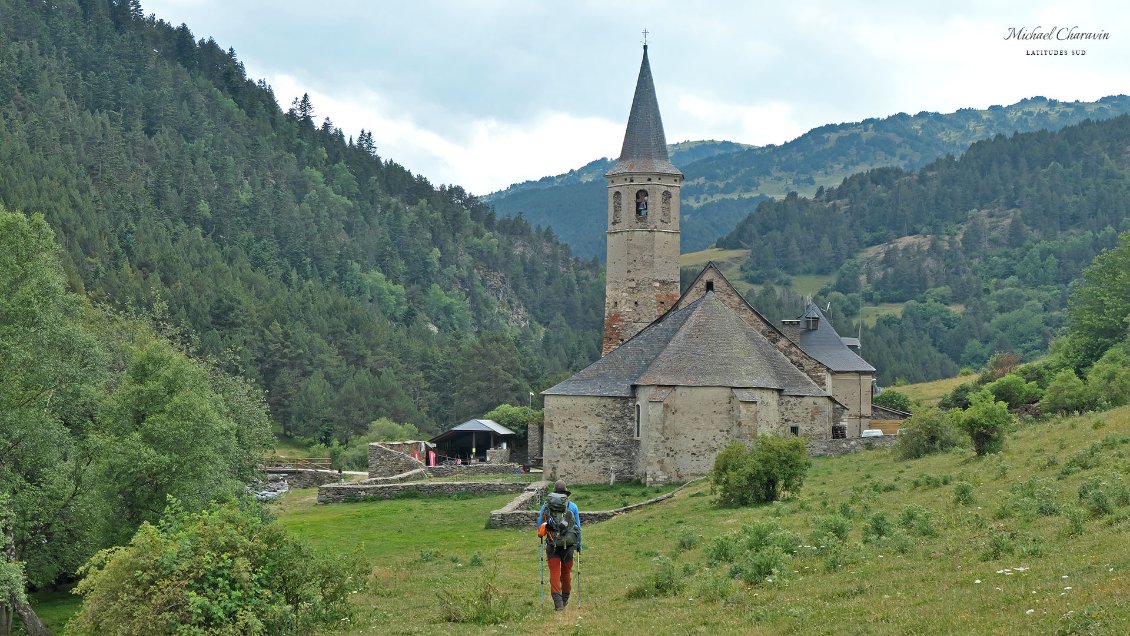 J18. Arrivée au très beau sanctuaire de Montgarri, à la frontière entre le haut val d'Aran et le haut val d'Aneu, Catalogne.