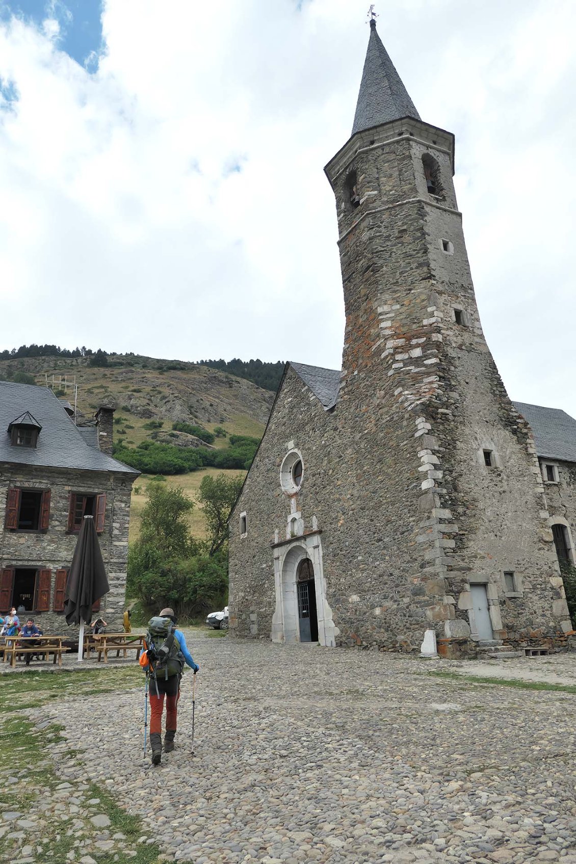 Le sanctuaire de Montgarri (d'architecture néoromane) du XVIe siècle, situé sur la rive gauche de la rivière Noguera Pallaresa. Il convient de noter le clocher fini en flèche octogonale. Le bâtiment d'origine date de 1119.