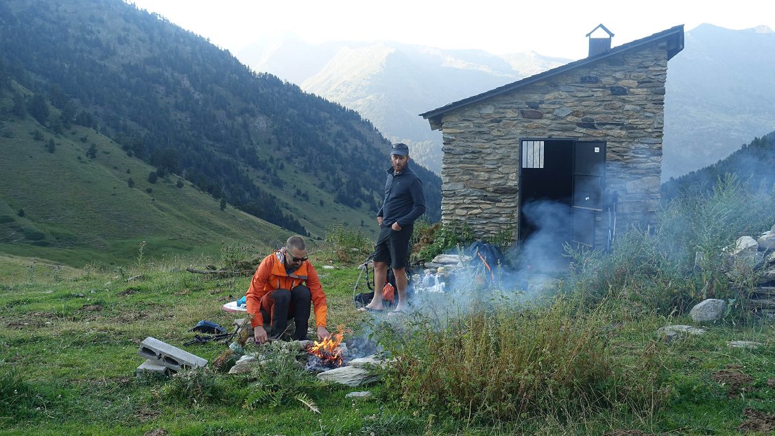 J19. Alors Tony, elles sont bientôt prêtes ces chipos, ou quoi ? :-)
Le nombre important de vaches dans ce vallon nous pousse à utiliser la cabane de Marimanha, petite et très simple, mais propre.