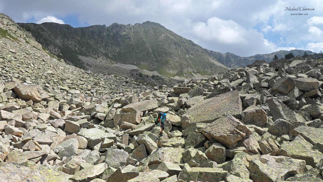 Enormément d'éboulis dans ce petit massif secondaire de plus faible altitude. A certains endroits, les blocs sont énormes. Ici, la progression se fait en dehors de tout itinéraire balisé.