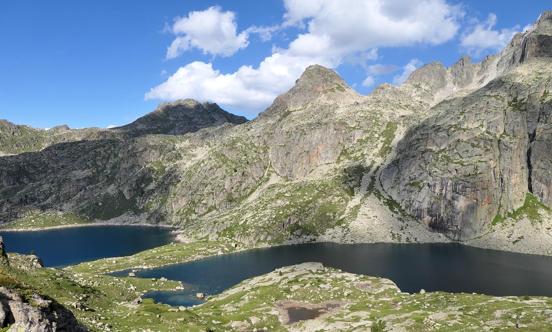 Le massif d'Aigüestortes et son parc national compte un nombre incroyable de lacs d'altitude plus beaux les uns que les autres. Lac de Naut de Saboredo et lac Major de Saboredo sous une belle lumière de fin d'après-midi.