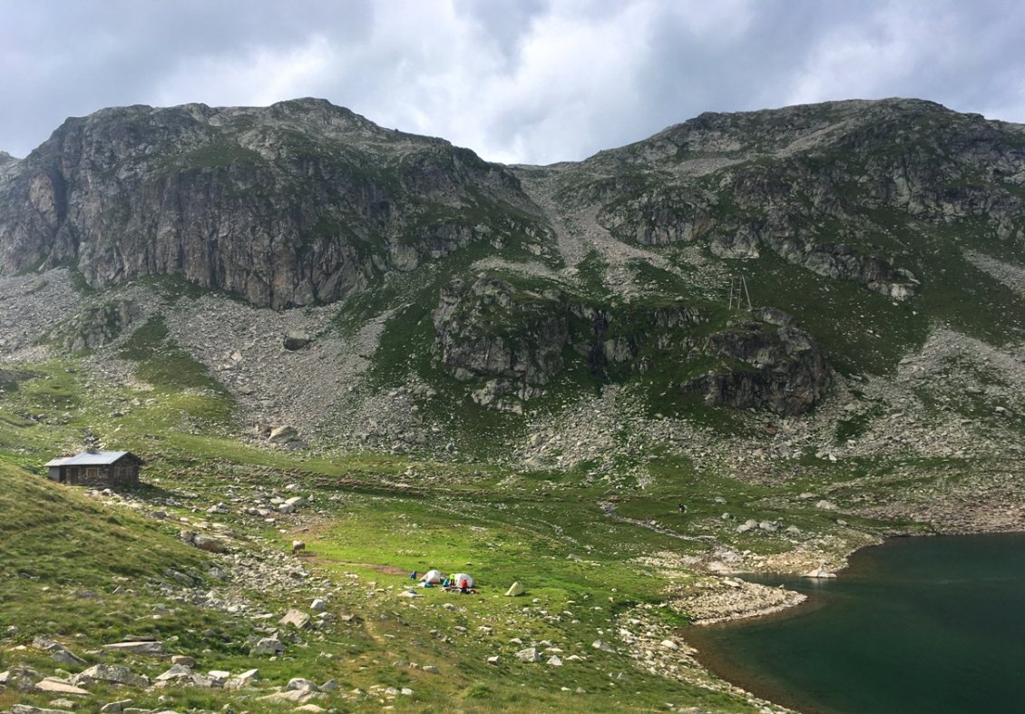 Bivouac sur la rive du lac du Cos, à proximité de la bergerie