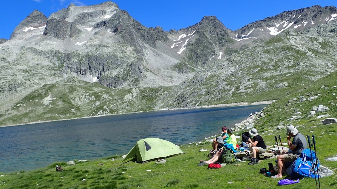 Un beau bivouac au bord du lac du Cos avec nos compagnons bretons.