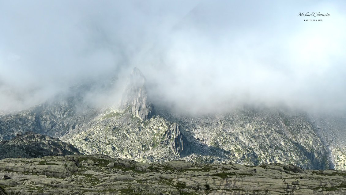 J23. Le retour du beau temps est annoncé mais les nuages de la veille collent encore aux reliefs si bien qu'en franchissant les 3 petits cols entre Colomers et la Restanca, nous n'apercevons que la base de quelques sommets. C'est frustrant mais nous n'avons malheureusement plus le temps de patienter.