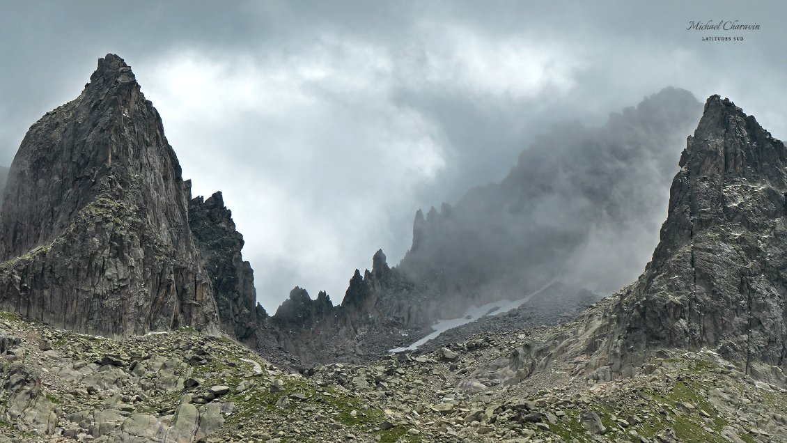 Les nuées se déchirent peu à peu sur les reliefs, laissant apparaître les silhouettes hardies du Pa de Sucre (à gauche) et de la Punta d'Harlé (à dr.)